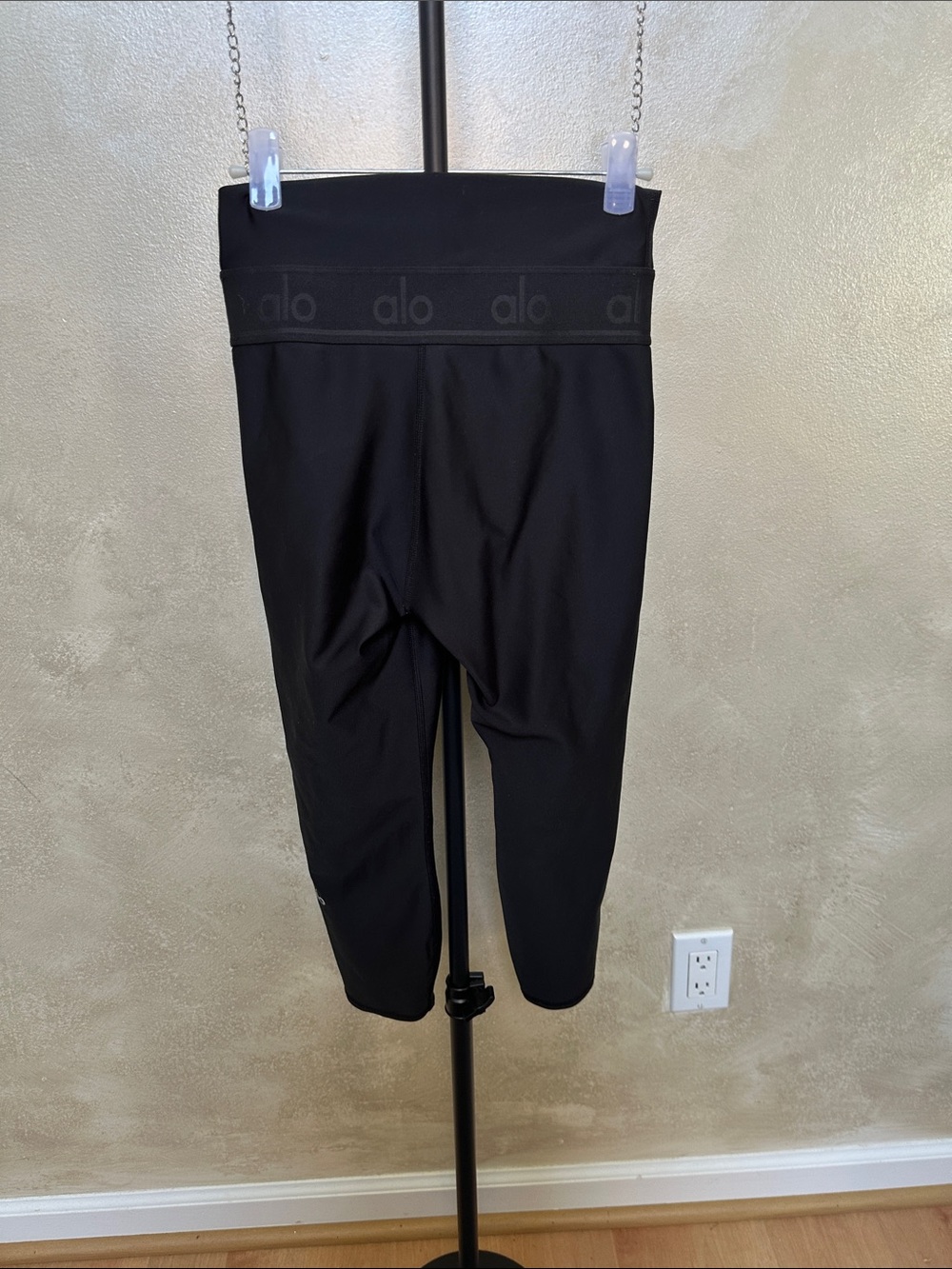 ALO Yoga Black High-Rise Capri Leggings sz small - Picture 9 of 10